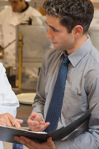 Bild von Chef und ein Chef Corp. Service Manager, der eine neue Küche Design