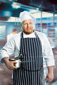 Chef mit Pfannen in der Küche